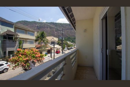 Casa de condomínio à venda com 200m², 4 quartos e 1 vaga Casa de condomínio à venda com 200m², 4 quartos e 1 vagaSacada da Suíte 1