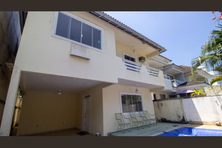 Casa de condomínio à venda com 200m², 4 quartos e 1 vaga Casa de condomínio à venda com 200m², 4 quartos e 1 vagaQuintal