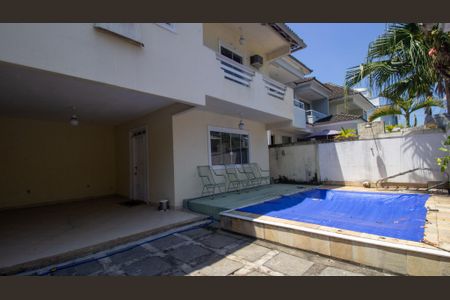 Casa de condomínio à venda com 200m², 4 quartos e 1 vaga Casa de condomínio à venda com 200m², 4 quartos e 1 vagaQuintal