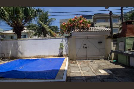 Casa de condomínio à venda com 200m², 4 quartos e 1 vaga Casa de condomínio à venda com 200m², 4 quartos e 1 vagaQuintal