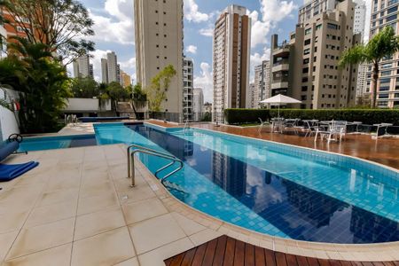 Apartamento à venda com 237m², 3 quartos e 3 vagas Apartamento à venda com 237m², 3 quartos e 3 vagasÁrea comum - Piscina