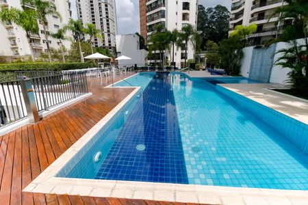 Apartamento à venda com 237m², 3 quartos e 3 vagas Apartamento à venda com 237m², 3 quartos e 3 vagasÁrea comum - Piscina
