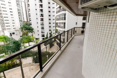 Apartamento à venda com 237m², 3 quartos e 3 vagas Apartamento à venda com 237m², 3 quartos e 3 vagasVaranda - Suíte