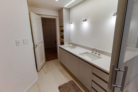 Apartamento à venda com 237m², 3 quartos e 3 vagas Apartamento à venda com 237m², 3 quartos e 3 vagasBanheiro da Suíte 3