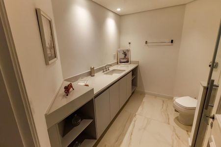 Apartamento à venda com 237m², 3 quartos e 3 vagas Apartamento à venda com 237m², 3 quartos e 3 vagasBanheiro da Suíte 1