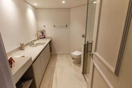 Apartamento à venda com 237m², 3 quartos e 3 vagas Apartamento à venda com 237m², 3 quartos e 3 vagasBanheiro da Suíte 1