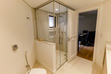 Apartamento à venda com 237m², 3 quartos e 3 vagas Apartamento à venda com 237m², 3 quartos e 3 vagasBanheiro da Suíte 1