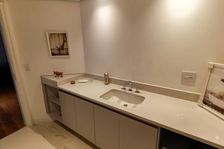 Apartamento à venda com 237m², 3 quartos e 3 vagas Apartamento à venda com 237m², 3 quartos e 3 vagasBanheiro da Suíte 1