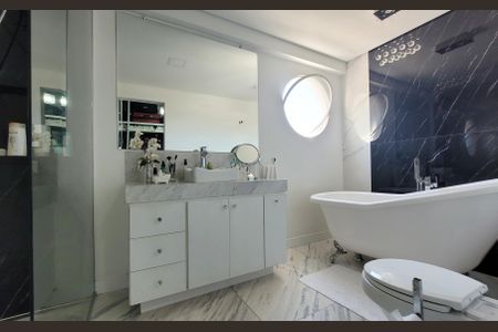 Apartamento à venda com 284m², 5 quartos e 3 vagas Apartamento à venda com 284m², 5 quartos e 3 vagasBanheiro da suíte