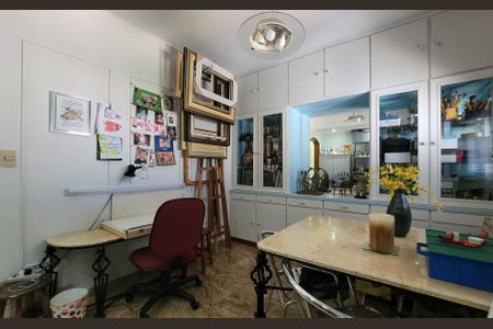 Apartamento à venda com 284m², 5 quartos e 3 vagas Apartamento à venda com 284m², 5 quartos e 3 vagasQuarto de serviço