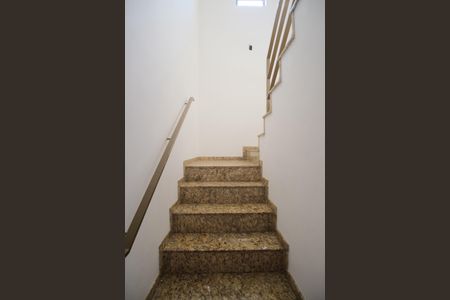 Casa à venda com 180m², 5 quartos e 4 vagasEscada