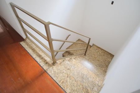 Casa à venda com 180m², 5 quartos e 4 vagasEscada