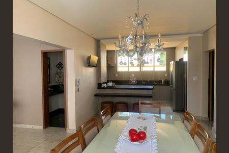 Apartamento à venda com 227m², 4 quartos e 2 vagas Apartamento à venda com 227m², 4 quartos e 2 vagasSalas Estar, TV, reunião e de jantar