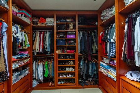 Casa à venda com 230m², 2 quartos e 2 vagasCloset da Suíte