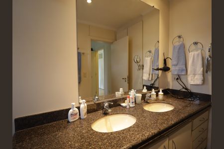 Apartamento à venda com 251m², 3 quartos e 3 vagasBanheiro da Suíte