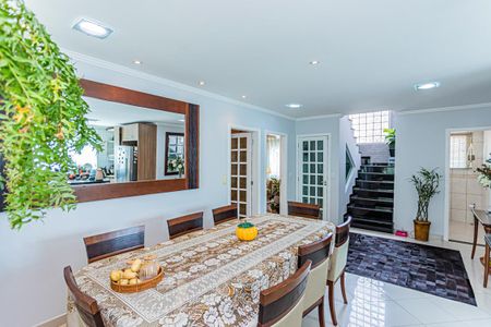 Casa à venda com 545m², 5 quartos e 3 vagas Casa à venda com 545m², 5 quartos e 3 vagasSala de Jantar