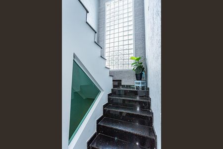 Casa à venda com 545m², 5 quartos e 3 vagas Casa à venda com 545m², 5 quartos e 3 vagasEscada para os Quartos