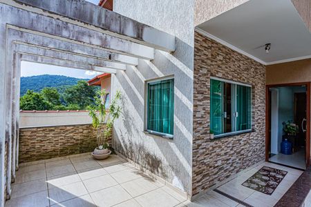 Casa à venda com 545m², 5 quartos e 3 vagas Casa à venda com 545m², 5 quartos e 3 vagasEntrada