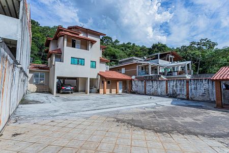 Casa à venda com 545m², 5 quartos e 3 vagas Casa à venda com 545m², 5 quartos e 3 vagasQuintal