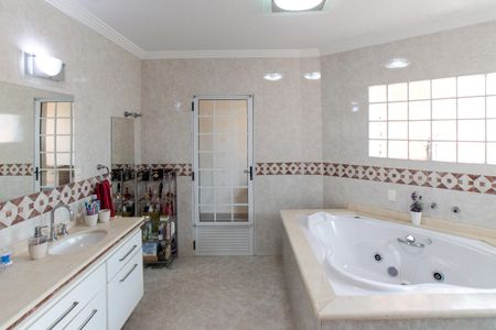 Casa à venda com 380m², 3 quartos e 6 vagas Casa à venda com 380m², 3 quartos e 6 vagasBanheiro da Suíte 2