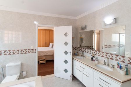 Casa à venda com 380m², 3 quartos e 6 vagas Casa à venda com 380m², 3 quartos e 6 vagasBanheiro da Suíte 2