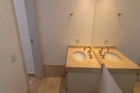 Apartamento à venda com 210m², 3 quartos e 4 vagas Apartamento à venda com 210m², 3 quartos e 4 vagasBANHEIRO DA SUITE