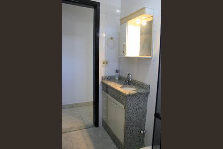 Casa à venda com 225m², 3 quartos e 4 vagasBanheiro social