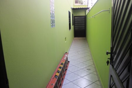 Casa à venda com 225m², 3 quartos e 4 vagasCorredor externo