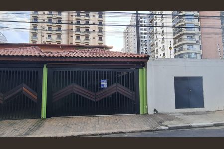 Casa à venda com 225m², 3 quartos e 4 vagas Casa à venda com 225m², 3 quartos e 4 vagasFachada do imóvel com placa QuintoAndar