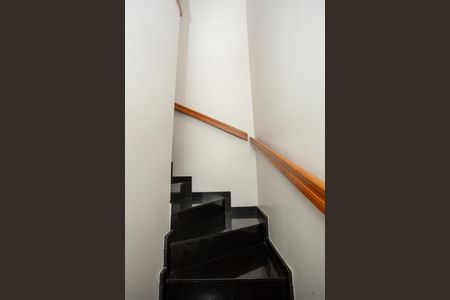 Casa de condomínio à venda com 100m², 3 quartos e 3 vagas Casa de condomínio à venda com 100m², 3 quartos e 3 vagasEscada