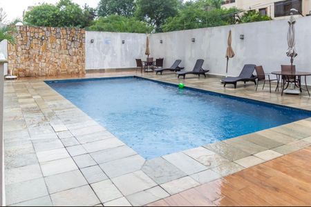 Apartamento à venda com 280m², 3 quartos e 3 vagas Apartamento à venda com 280m², 3 quartos e 3 vagasÁrea comum - Piscina