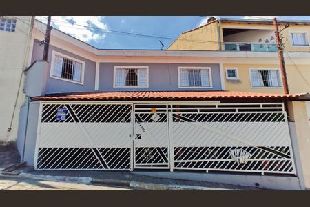 Casa à venda com 247m², 4 quartos e 2 vagas Casa à venda com 247m², 4 quartos e 2 vagasFachada + placa