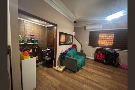 Casa de condomínio à venda com 242m², 5 quartos e 2 vagas Casa de condomínio à venda com 242m², 5 quartos e 2 vagasSala