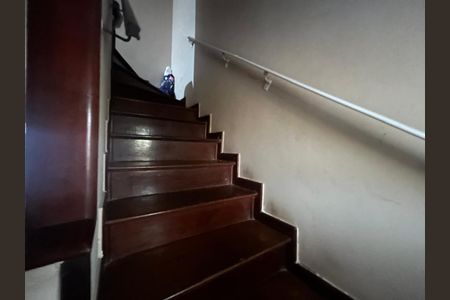 Casa de condomínio à venda com 242m², 5 quartos e 2 vagas Casa de condomínio à venda com 242m², 5 quartos e 2 vagasEscadaria