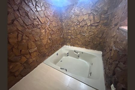 Casa de condomínio à venda com 242m², 5 quartos e 2 vagas Casa de condomínio à venda com 242m², 5 quartos e 2 vagasBanheiro 1