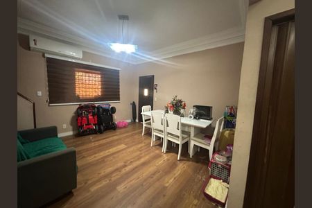 Casa de condomínio à venda com 242m², 5 quartos e 2 vagas Casa de condomínio à venda com 242m², 5 quartos e 2 vagasSala