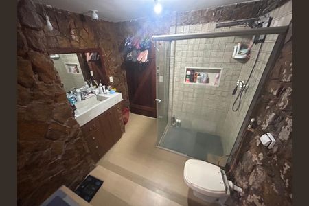 Casa de condomínio à venda com 242m², 5 quartos e 2 vagas Casa de condomínio à venda com 242m², 5 quartos e 2 vagasBanheiro 1