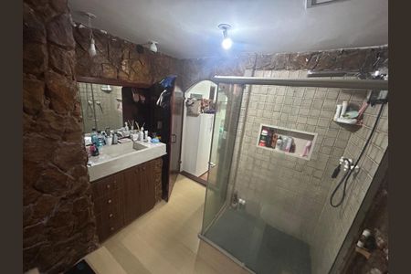 Casa de condomínio à venda com 242m², 5 quartos e 2 vagas Casa de condomínio à venda com 242m², 5 quartos e 2 vagasBanheiro 1