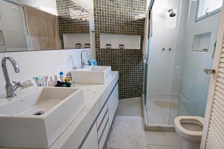 Casa de condomínio à venda com 259m², 4 quartos e 1 vaga Casa de condomínio à venda com 259m², 4 quartos e 1 vagaBanheiro da Suíte 1