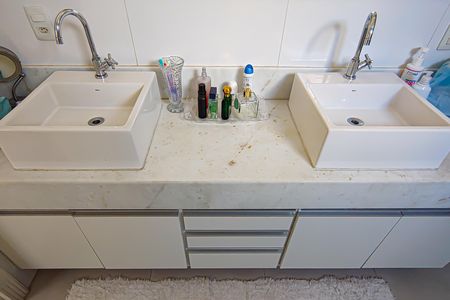 Casa de condomínio à venda com 259m², 4 quartos e 1 vaga Casa de condomínio à venda com 259m², 4 quartos e 1 vagaBanheiro da Suíte 1