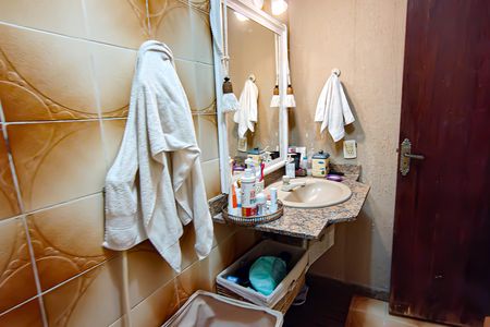 Casa de condomínio à venda com 259m², 4 quartos e 1 vaga Casa de condomínio à venda com 259m², 4 quartos e 1 vagaBanheiro da Suíte 2