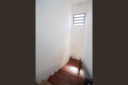 Casa à venda com 271m², 3 quartos e 6 vagas Casa à venda com 271m², 3 quartos e 6 vagasEscada