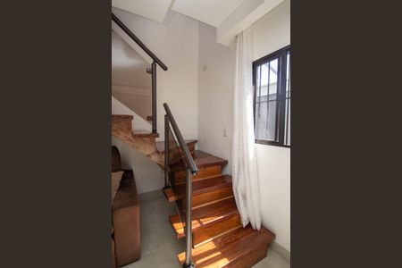 Casa à venda com 271m², 3 quartos e 6 vagas Casa à venda com 271m², 3 quartos e 6 vagasEscada