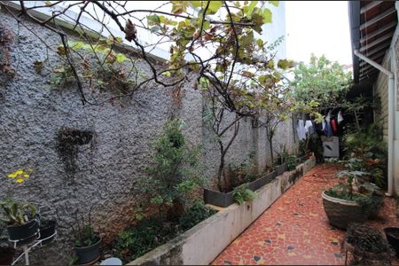 Casa à venda com 200m², 4 quartos e sem vaga Casa à venda com 200m², 4 quartos e sem vagaQuintal