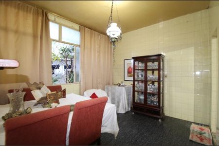 Casa à venda com 200m², 4 quartos e sem vaga Casa à venda com 200m², 4 quartos e sem vagaSala