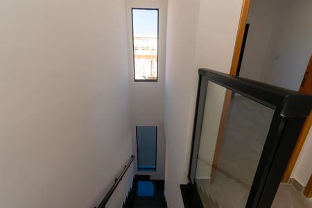 Casa de condomínio à venda com 84m², 2 quartos e 1 vaga Casa de condomínio à venda com 84m², 2 quartos e 1 vagaEscada