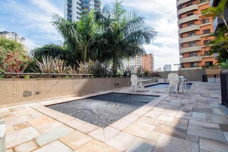 Apartamento à venda com 245m², 4 quartos e 4 vagas Apartamento à venda com 245m², 4 quartos e 4 vagasÁrea comum - Piscina