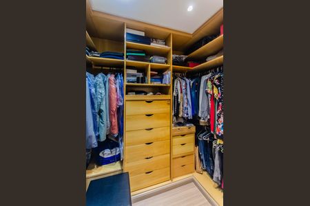 Apartamento à venda com 245m², 4 quartos e 4 vagas Apartamento à venda com 245m², 4 quartos e 4 vagasCloset da suíte 3