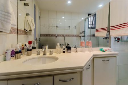 Apartamento à venda com 245m², 4 quartos e 4 vagas Apartamento à venda com 245m², 4 quartos e 4 vagasBanheiro da Suíte 1 e 2