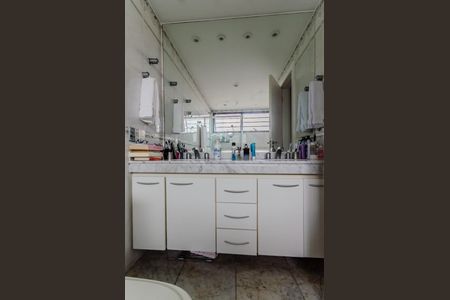 Apartamento à venda com 245m², 4 quartos e 4 vagas Apartamento à venda com 245m², 4 quartos e 4 vagasBanheiro da Suíte 3